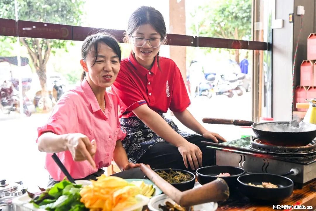 全网追的“扁担女孩”，找了一份暑假工，时薪12元 - 玉树生活资讯 - 玉树28生活网 ys.28life.com